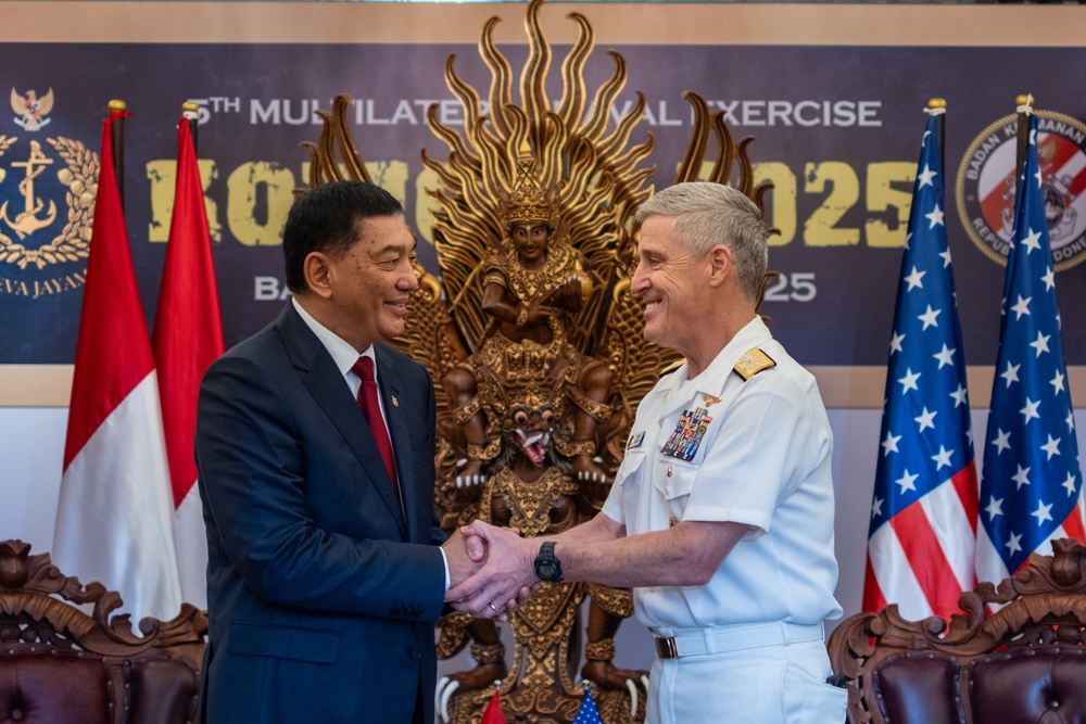 Commander, U.S. Pacific Fleet meets with Indonesia Minister of Defense during 6th International Maritime Security Symposium