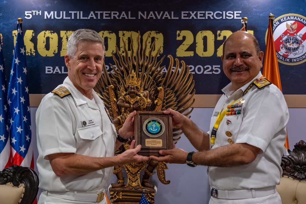 Commander, U.S. Pacific Fleet meets with Indian Navy Controller Personnel Services during 6th International Maritime Security Symposium