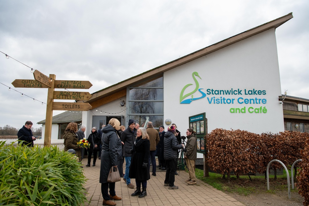 US and UK leaders honor WWII Airmen at Stanwick Lakes memorial