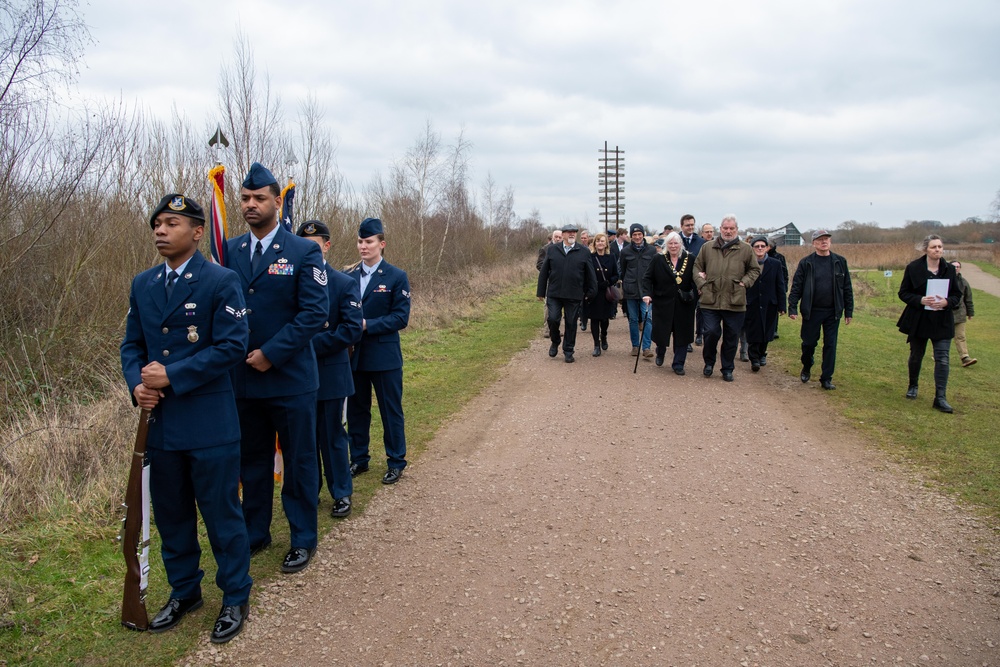 US and UK leaders honor WWII Airmen at Stanwick Lakes memorial