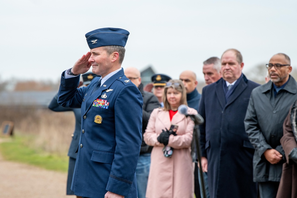 US and UK leaders honor WWII Airmen at Stanwick Lakes memorial