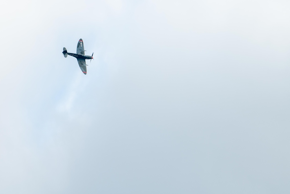 US and UK leaders honor WWII Airmen at Stanwick Lakes memorial