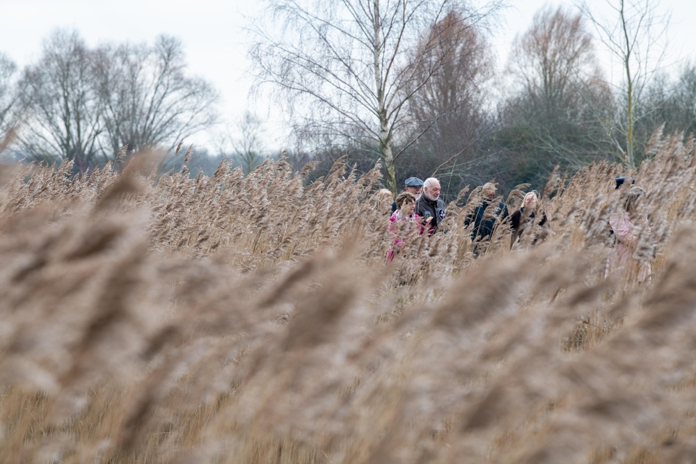 US and UK leaders honor WWII Airmen at Stanwick Lakes memorial