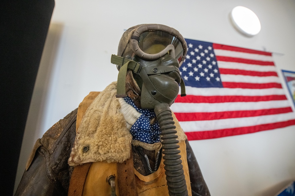 US and UK leaders honor WWII Airmen at Stanwick Lakes memorial