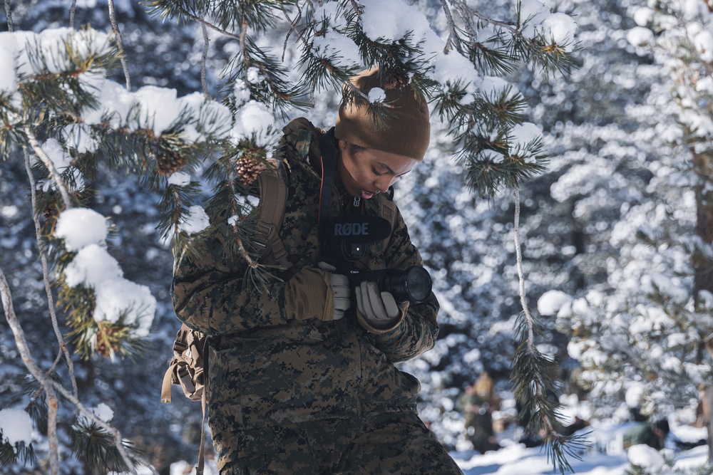 Marines with V35 hike to R600 during MTX 1-25