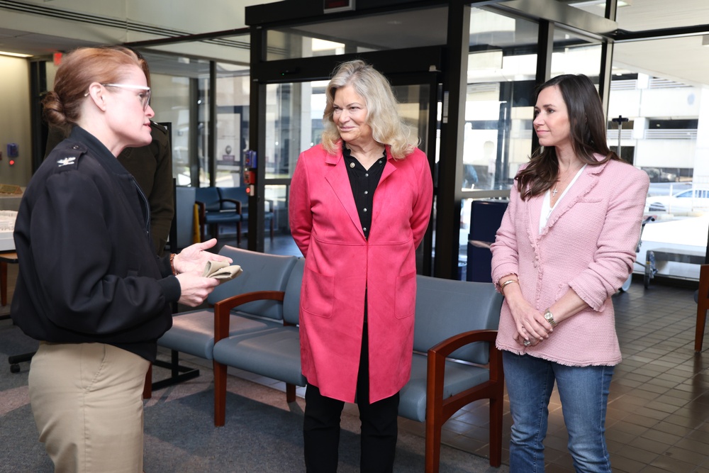 Senators Visit Patients and Staff at Walter Reed