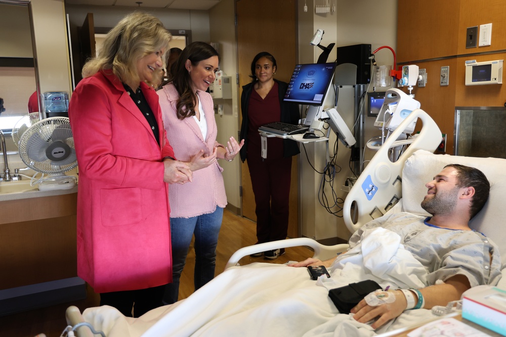 Senators Visit Patients and Staff at Walter Reed