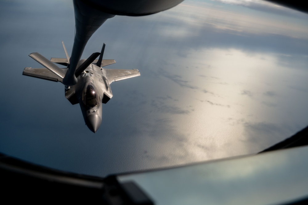 50th ARS refuels F-35s