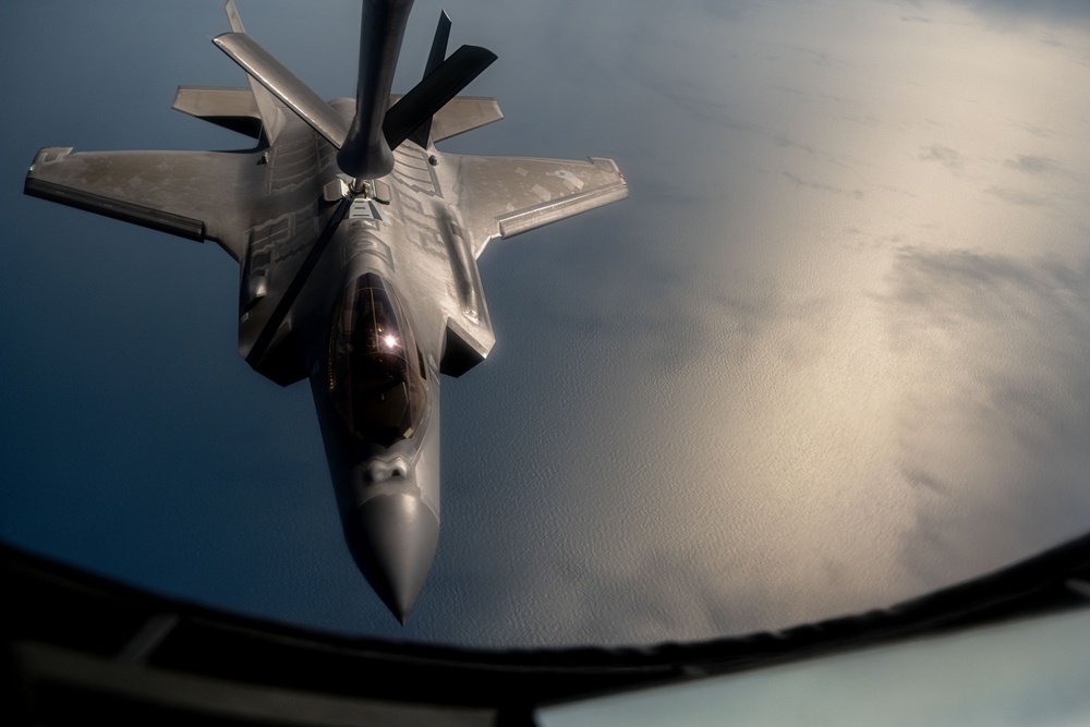 50th ARS refuels F-35s