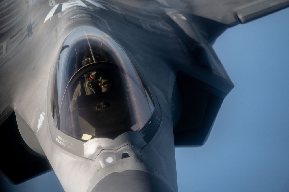 50th ARS refuels F-35s