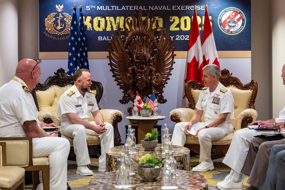 Commander, U.S. Pacific Fleet meets with Royal Canadian Navy Director General Naval Force Development during 6th International Maritime Security Symposium