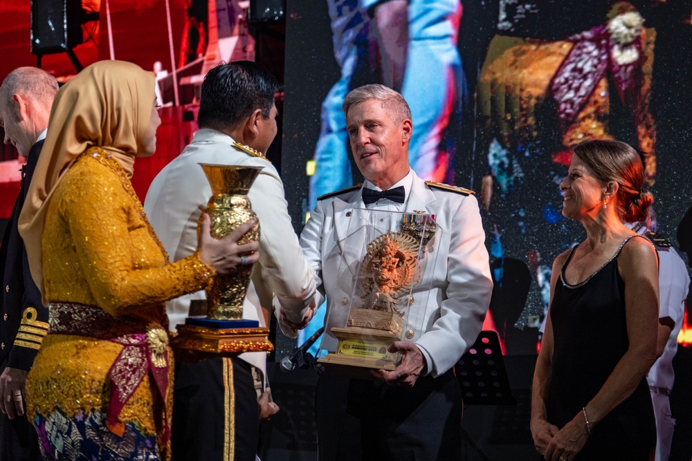 Commander, U.S. Pacific Fleet attends Multilateral Naval Exercise Komodo 2025 gala