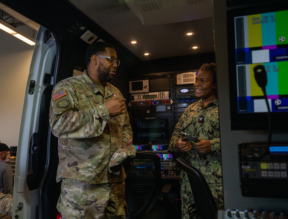 U.S. Army Reserve Public Affairs Leaders Visits DMA HQ