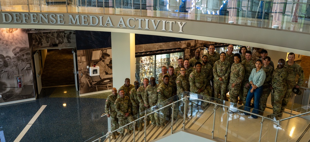 U.S. Army Reserve Public Affairs Leaders Visits DMA HQ