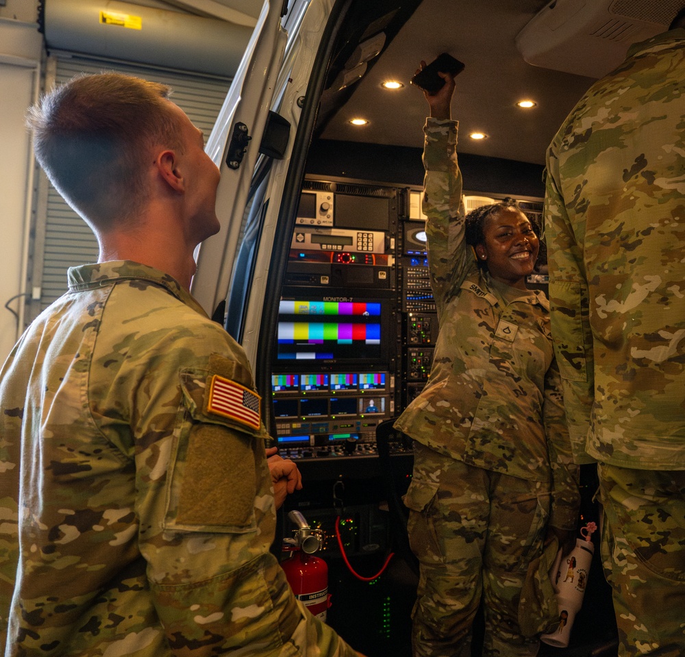MCF-87 class 040 Visits DMA HQ