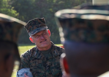 III MEF Commanding General visits Marine Aircraft Group 24 Headquarters