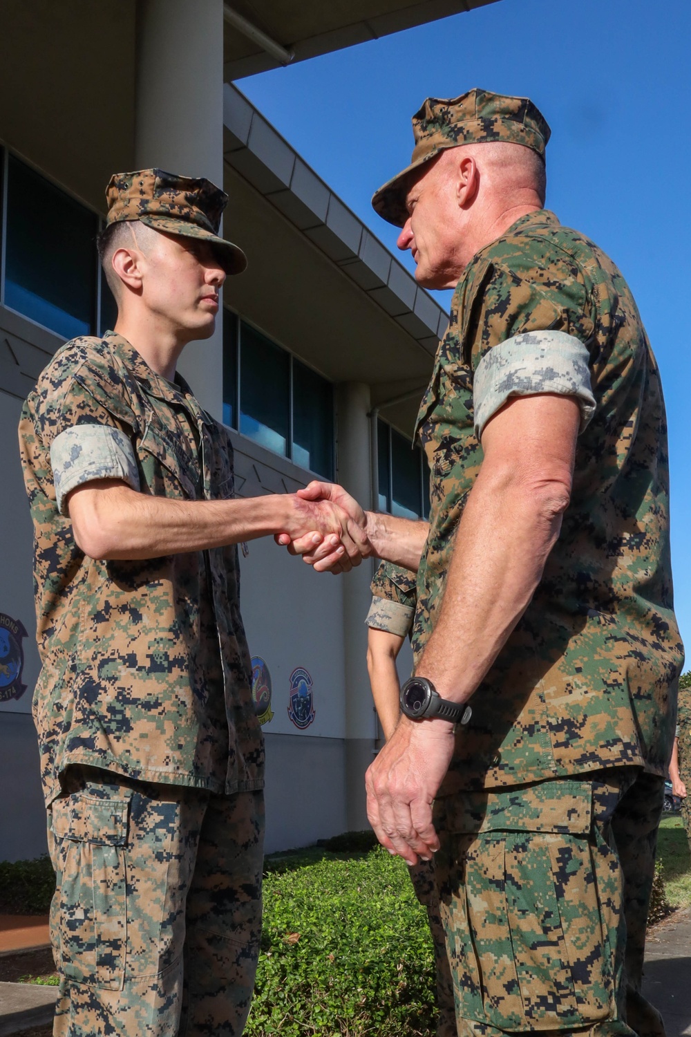 III MEF Commanding General visits Marine Aircraft Group 24 Headquarters