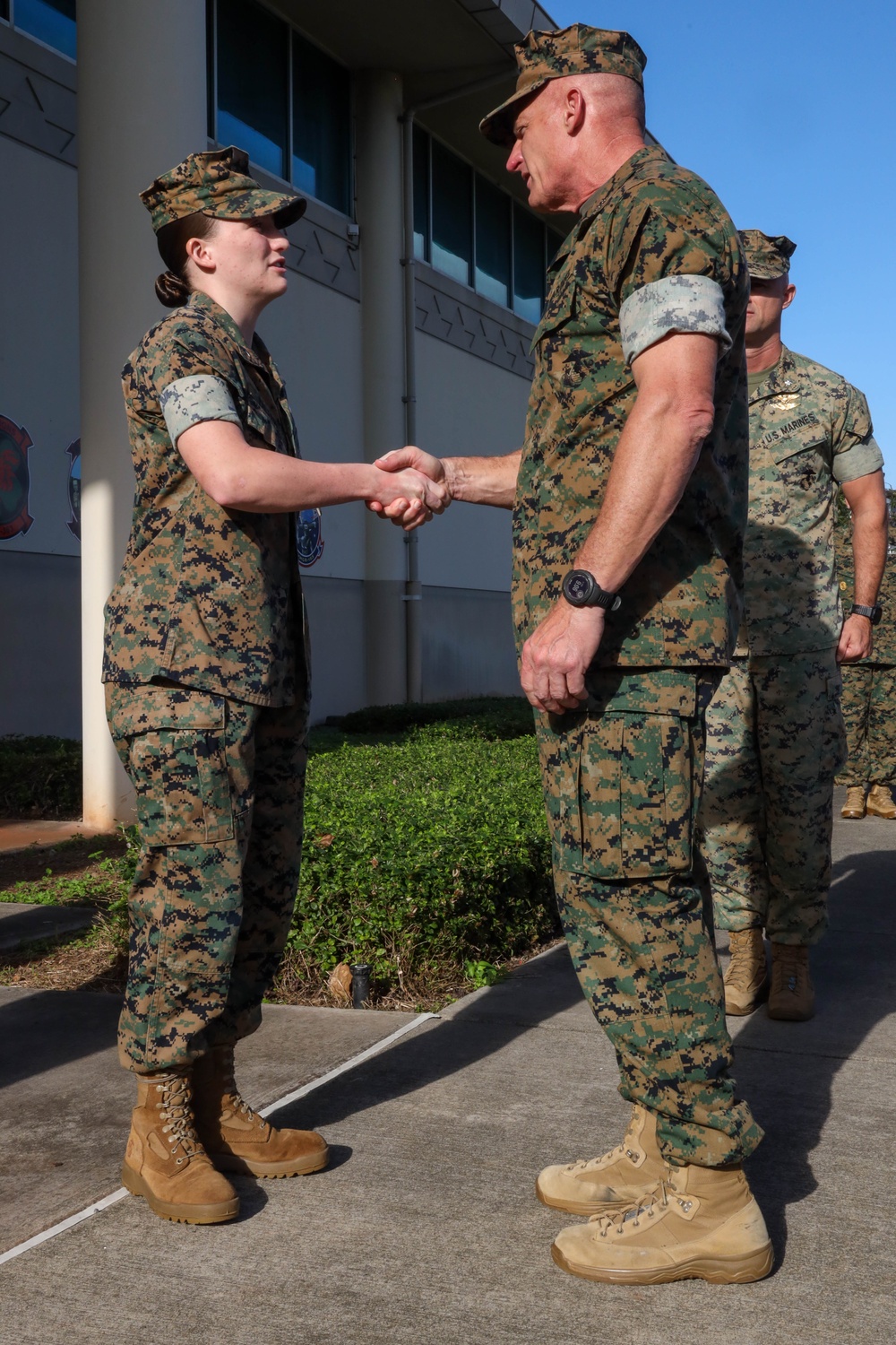III MEF Commanding General visits Marine Aircraft Group 24 Headquarters