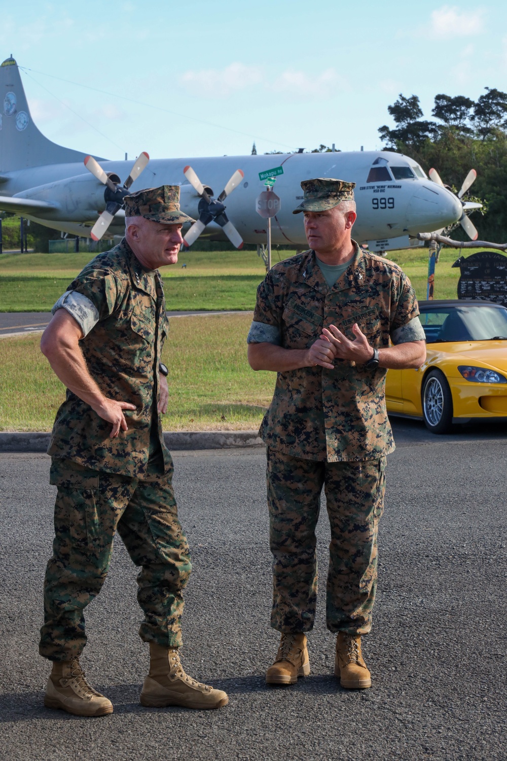 III MEF Commanding General visits Marine Aircraft Group 24 Headquarters