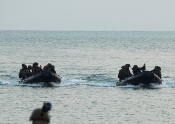 BLT 2/4 conducts a Night Raid