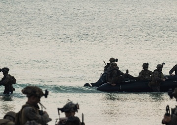 BLT 2/4 conducts a Night Raid