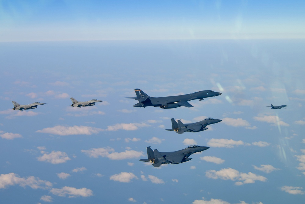 B-1s train with US, ROKAF fighter aircraft