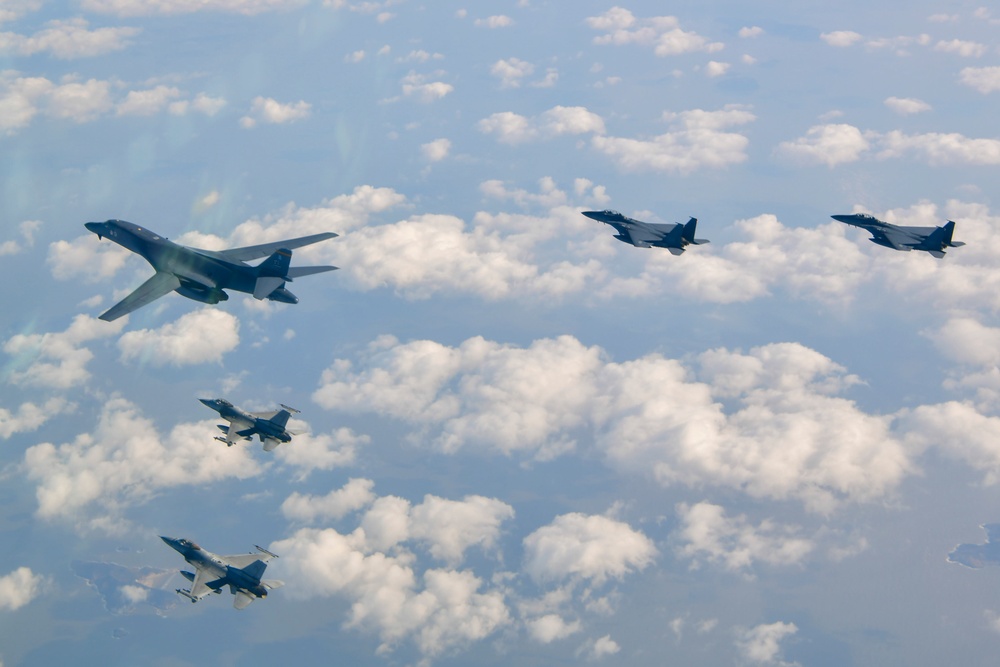 B-1s train with US, ROKAF fighter aircraft