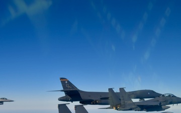 B-1s train with US, ROKAF fighter aircraft