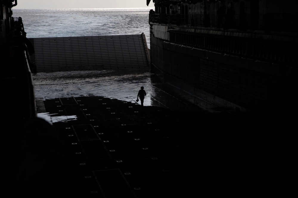 USS Rushmore (LSD 47) prepares to conduct LCAC ops with USS San Diego (LPD 22)