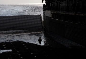 USS Rushmore (LSD 47) prepares to conduct LCAC ops with USS San Diego (LPD 22)