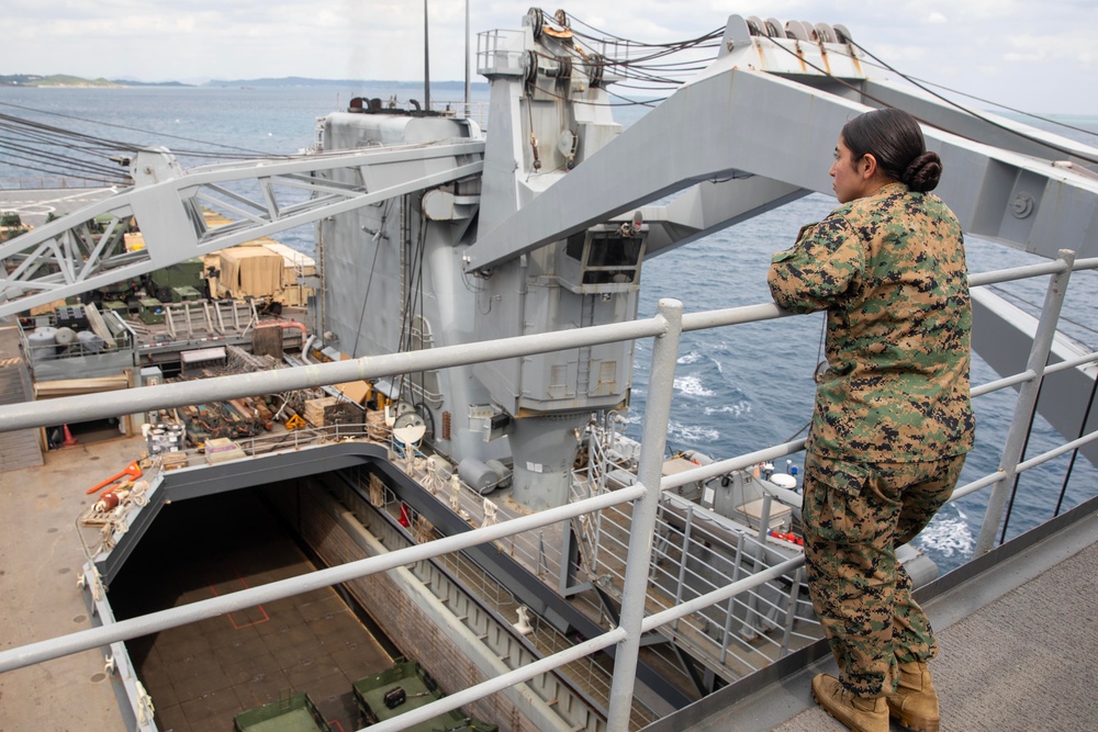 USS Rushmore (LSD 47) departs Okinawa, Japan