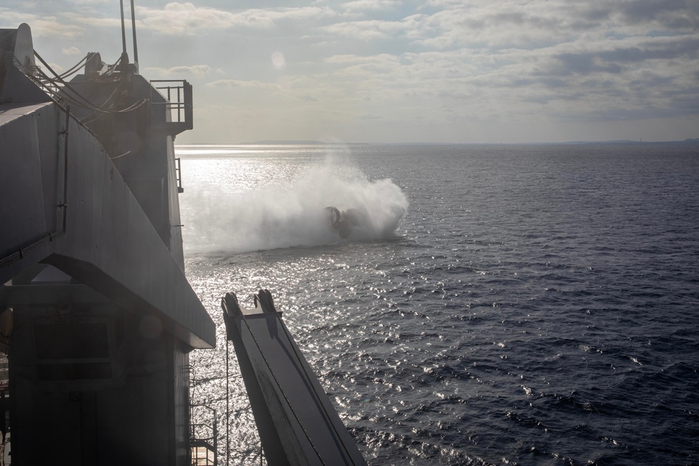 USS Rushmore (LSD 47) conducts LCAC operations