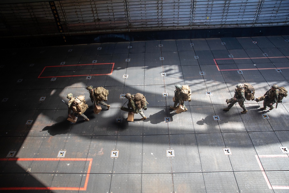 31st MEU Marines prepare to board LCAC in USS Rushmore's (LSD 47) well deck