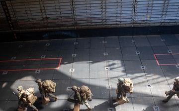 31st MEU Marines prepare to board LCAC in USS Rushmore's (LSD 47) well deck