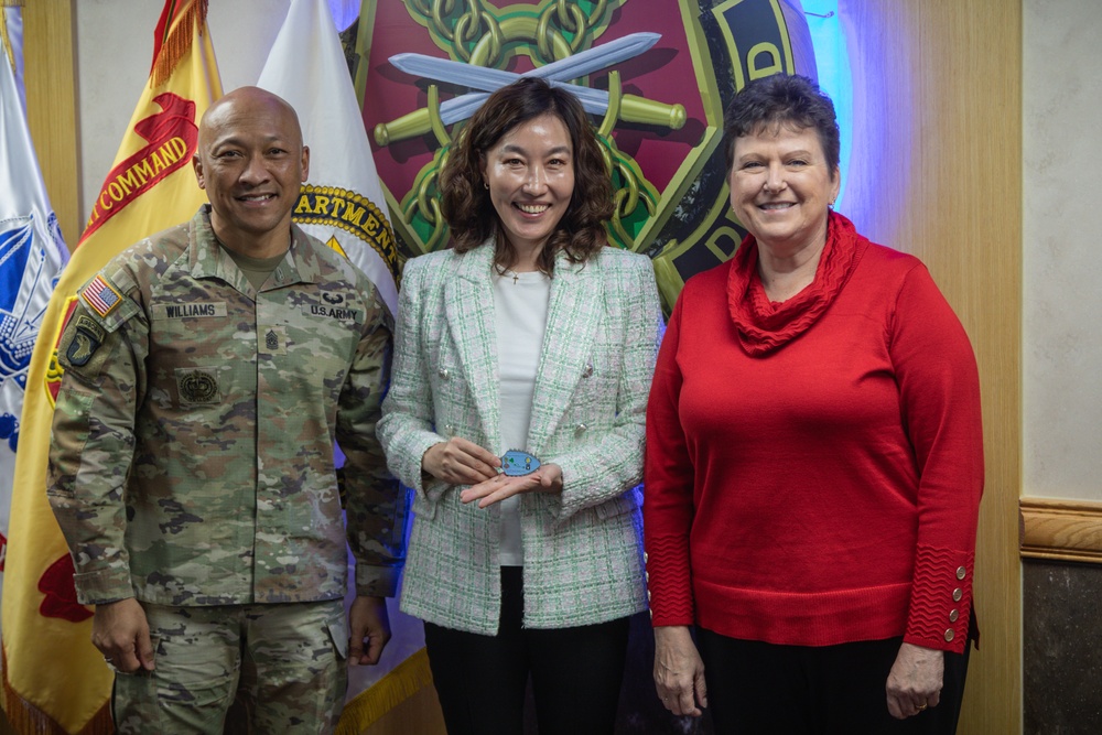 IMCOM-P Director's visit to Camp Casey