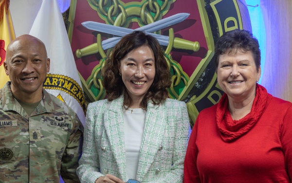 IMCOM-P Director's visit to Camp Casey