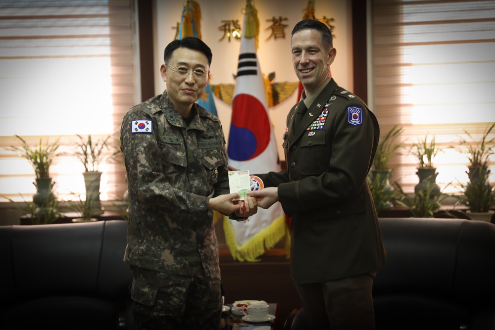 U.S. Army Aviation Officer Shares Leadership Lessons with ROK Counterparts