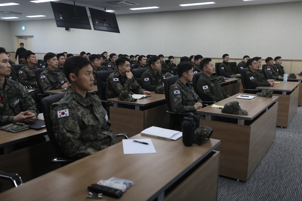 U.S. Army Aviation Officer Shares Leadership Lessons with ROK Counterparts