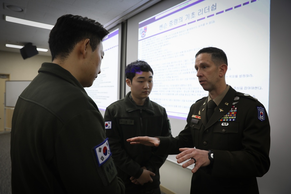 U.S. Army Aviation Officer Shares Leadership Lessons with ROK Counterparts