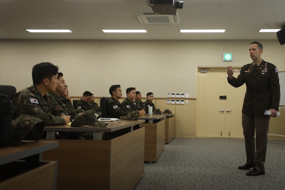 U.S. Army Aviation Officer Shares Leadership Lessons with ROK Counterparts