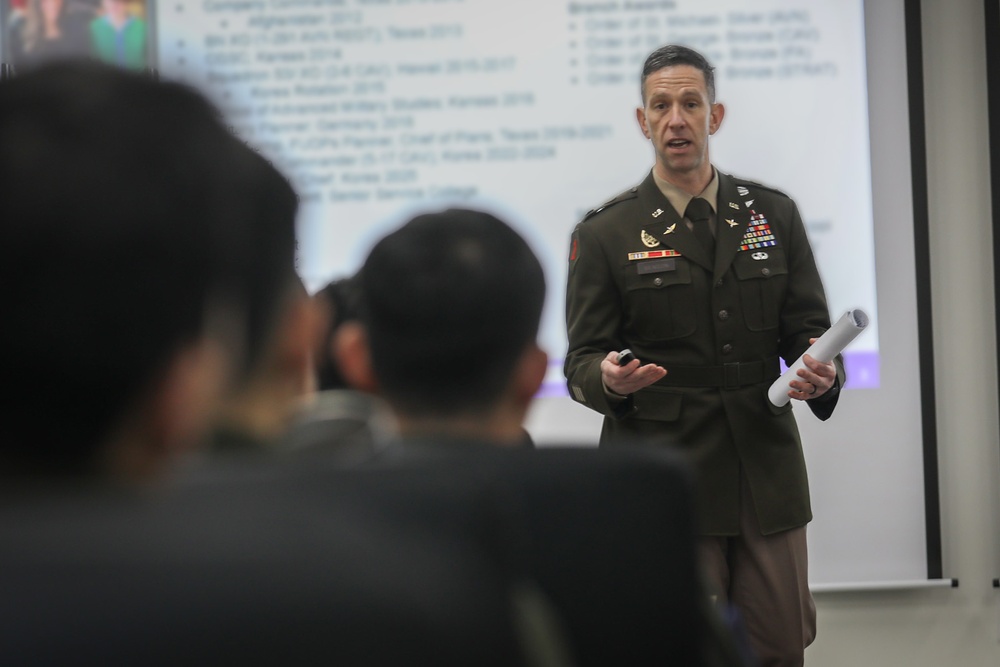 U.S. Army Aviation Officer Shares Leadership Lessons with ROK Counterparts