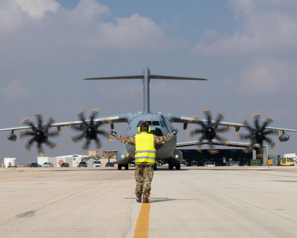 U.S. Air Force fuels distribution operators strategically refuel German A400M Airbus