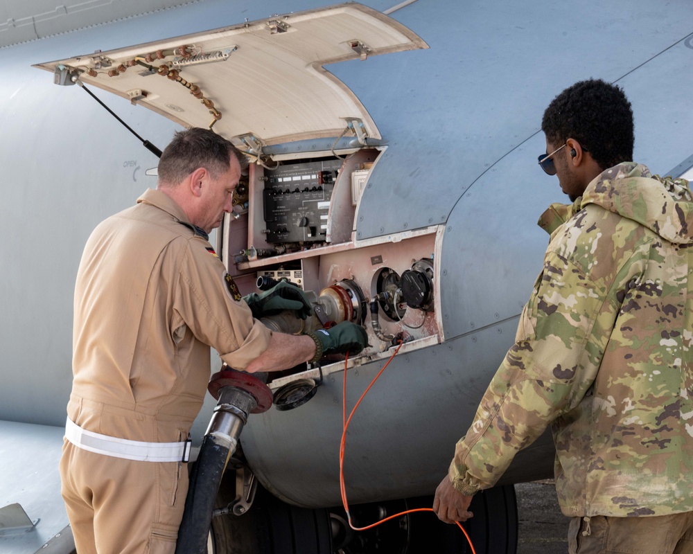 U.S. Air Force fuels distribution operators strategically refuel German A400M Airbus