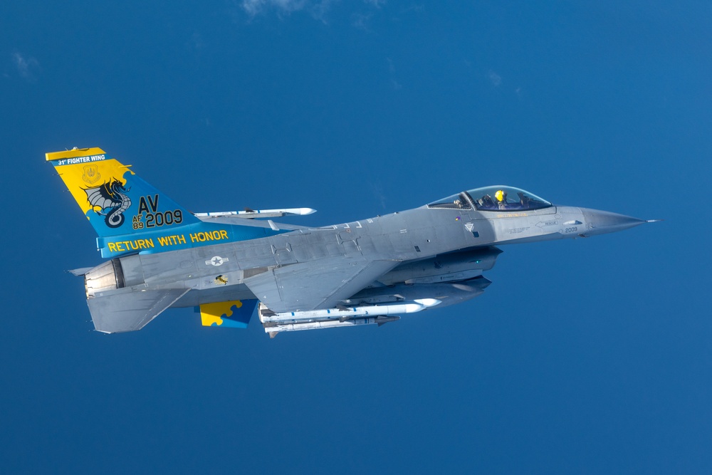F-16s soar through the sky