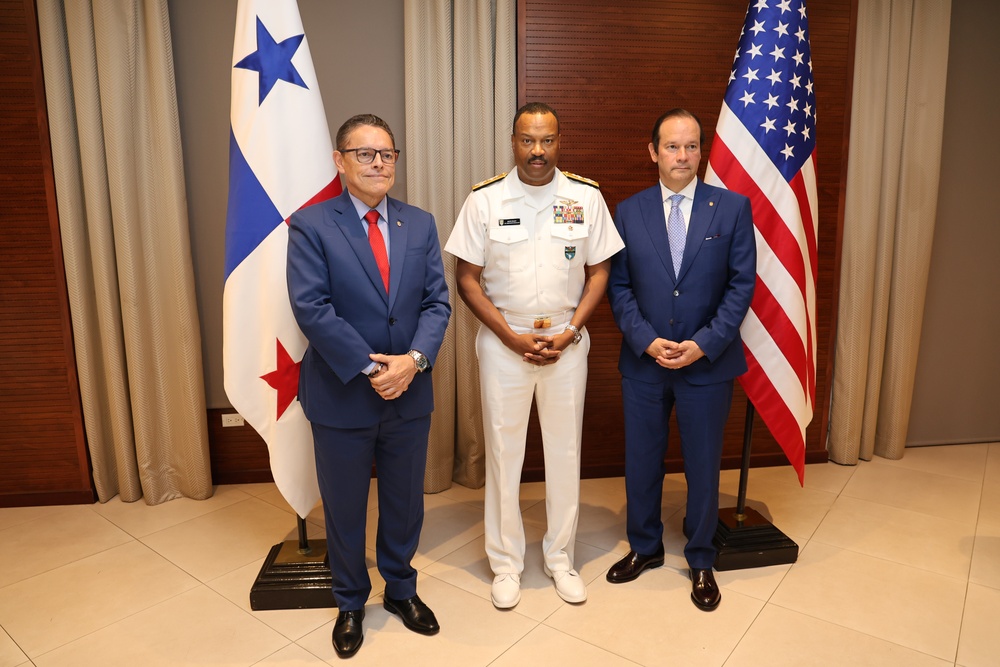 SOUTHCOM Commander Visits Panama