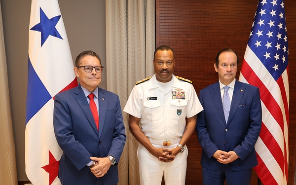 SOUTHCOM Commander Visits Panama