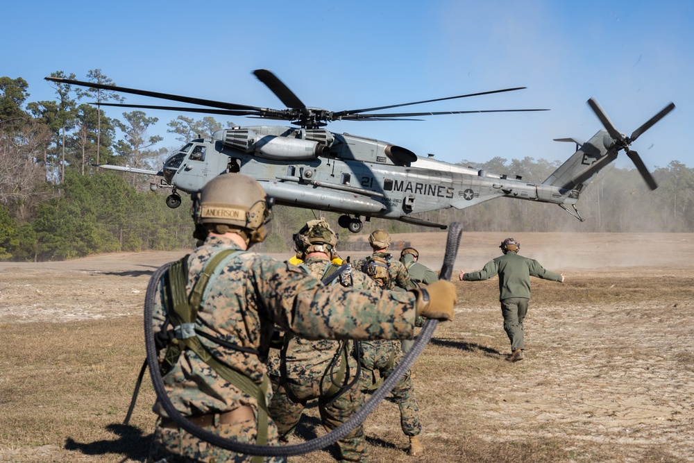 Marines prepare for deployment with insertion and extraction drills