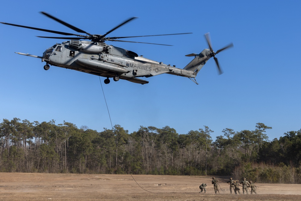 Marines prepare for deployment with insertion and extraction drills