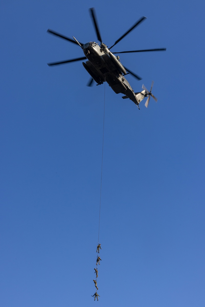 Marines prepare for deployment with insertion and extraction drills