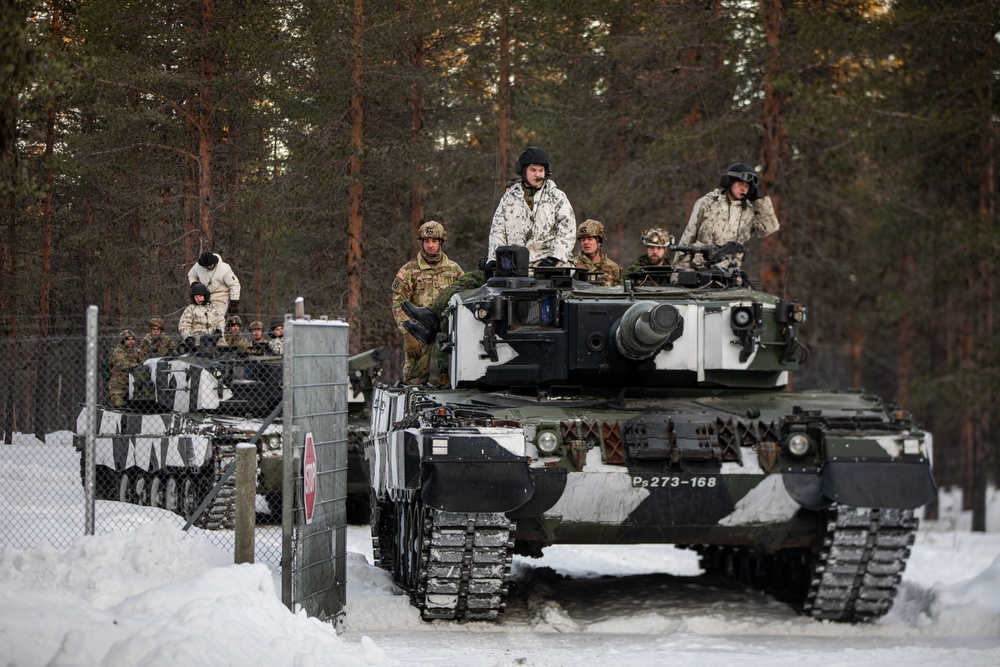 10th Mountain, 11th Airborne Division, Canadian Soldiers explore the Leopard 2A4